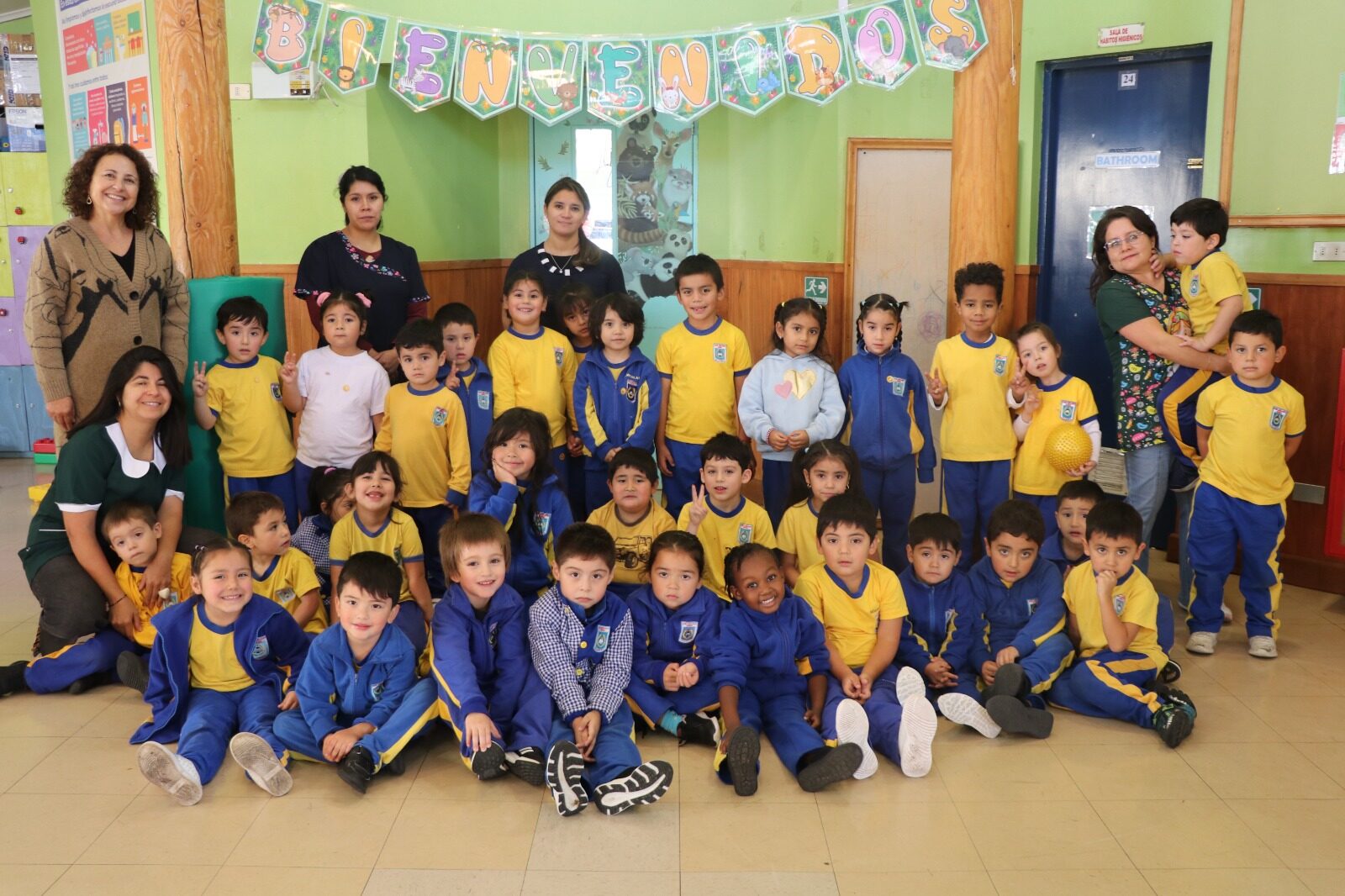 Directora Cesia Montalba junto a estudiantes