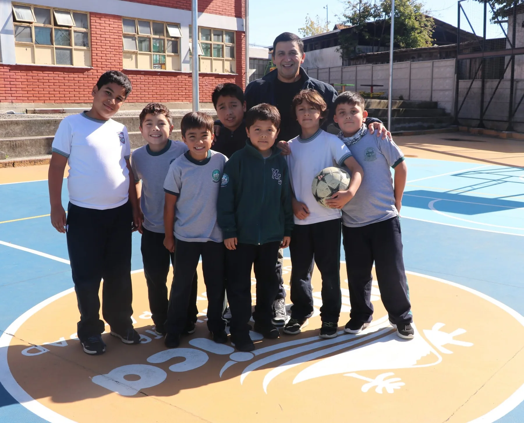 Director escuela junto a estudiantes