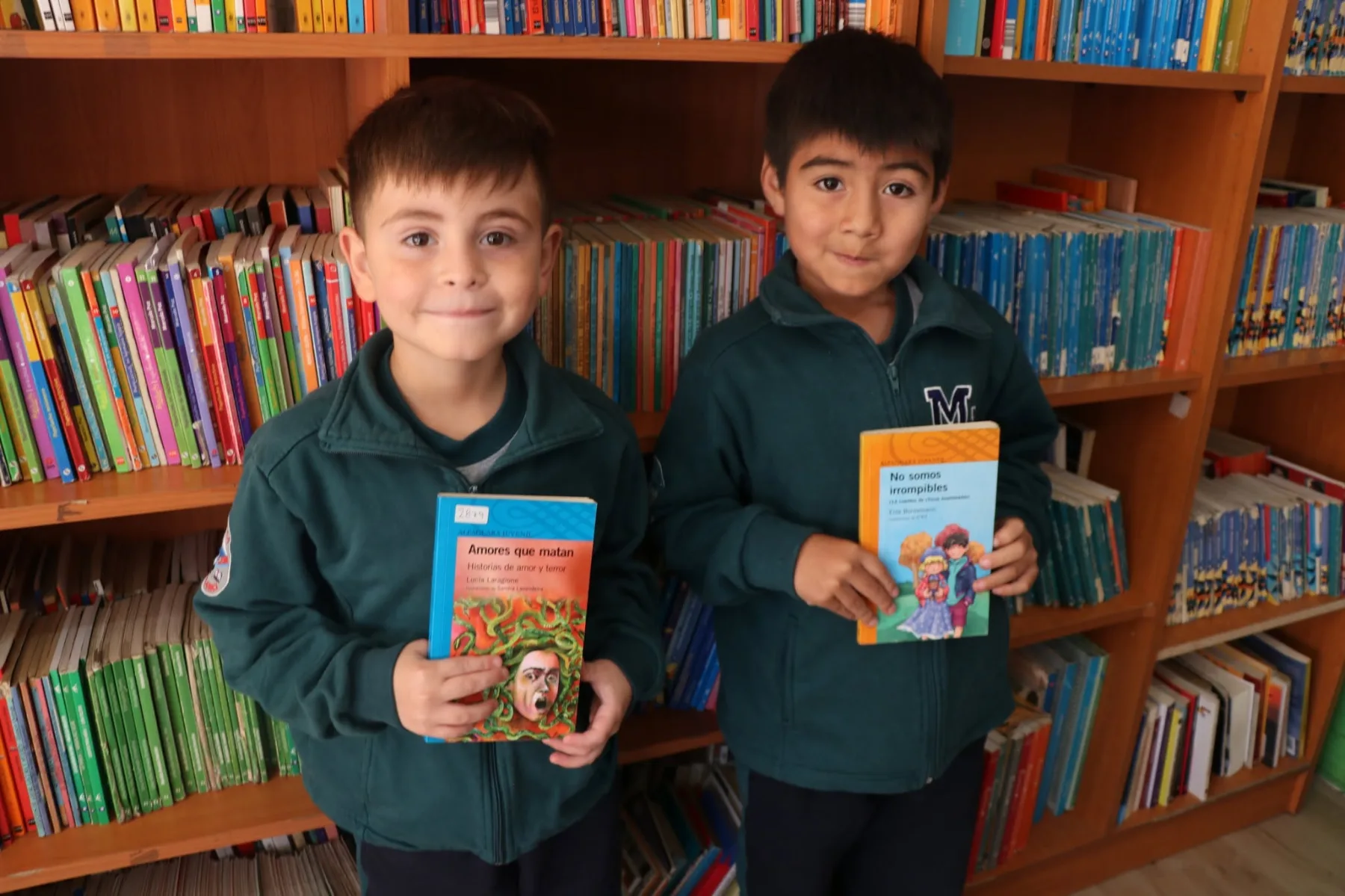 Niños en biblioteca