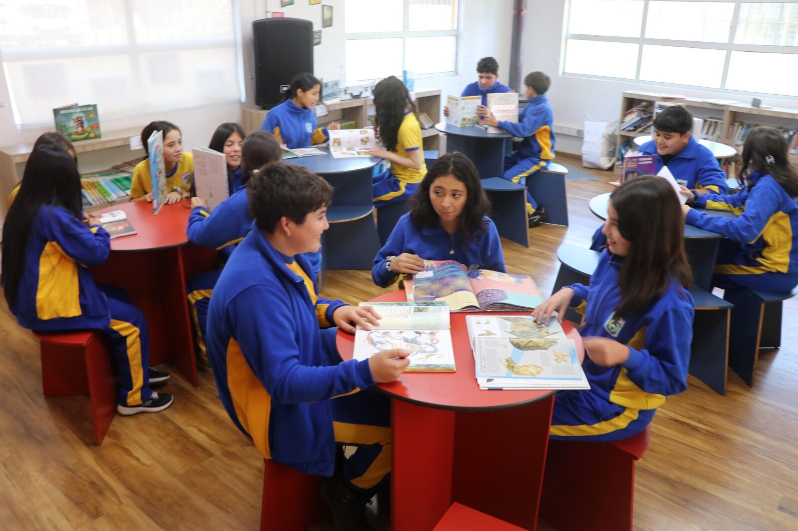 Estudiantes en biblioteca