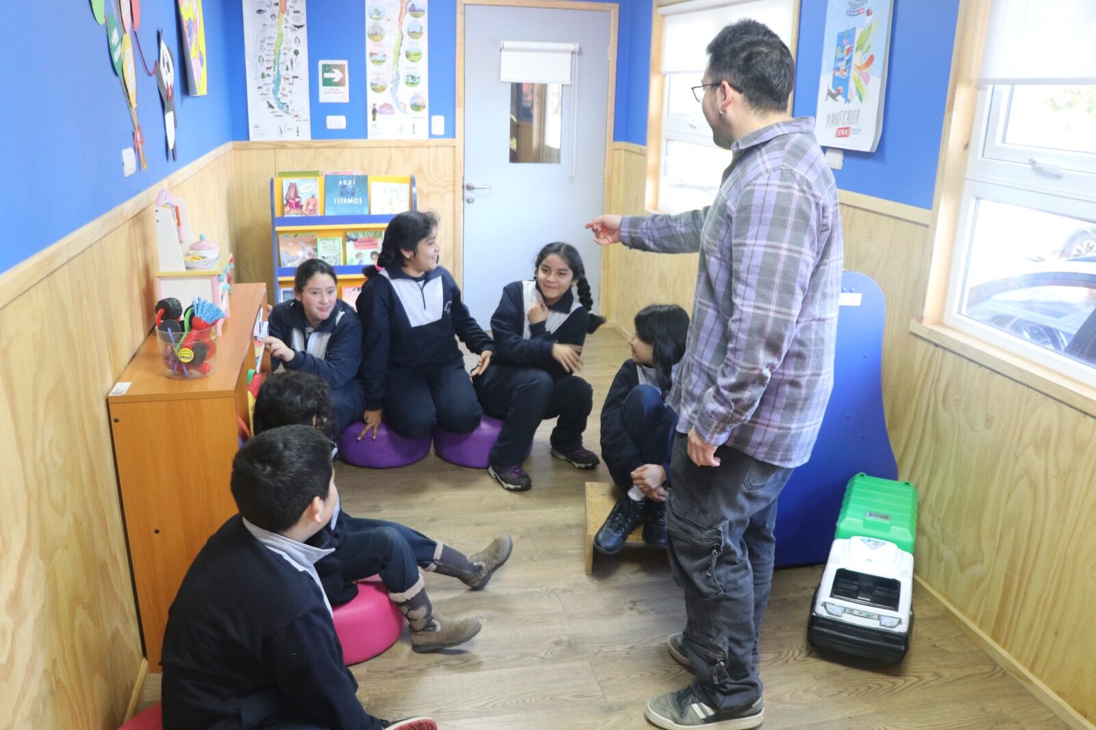 Estudiantes junto a sicólogo