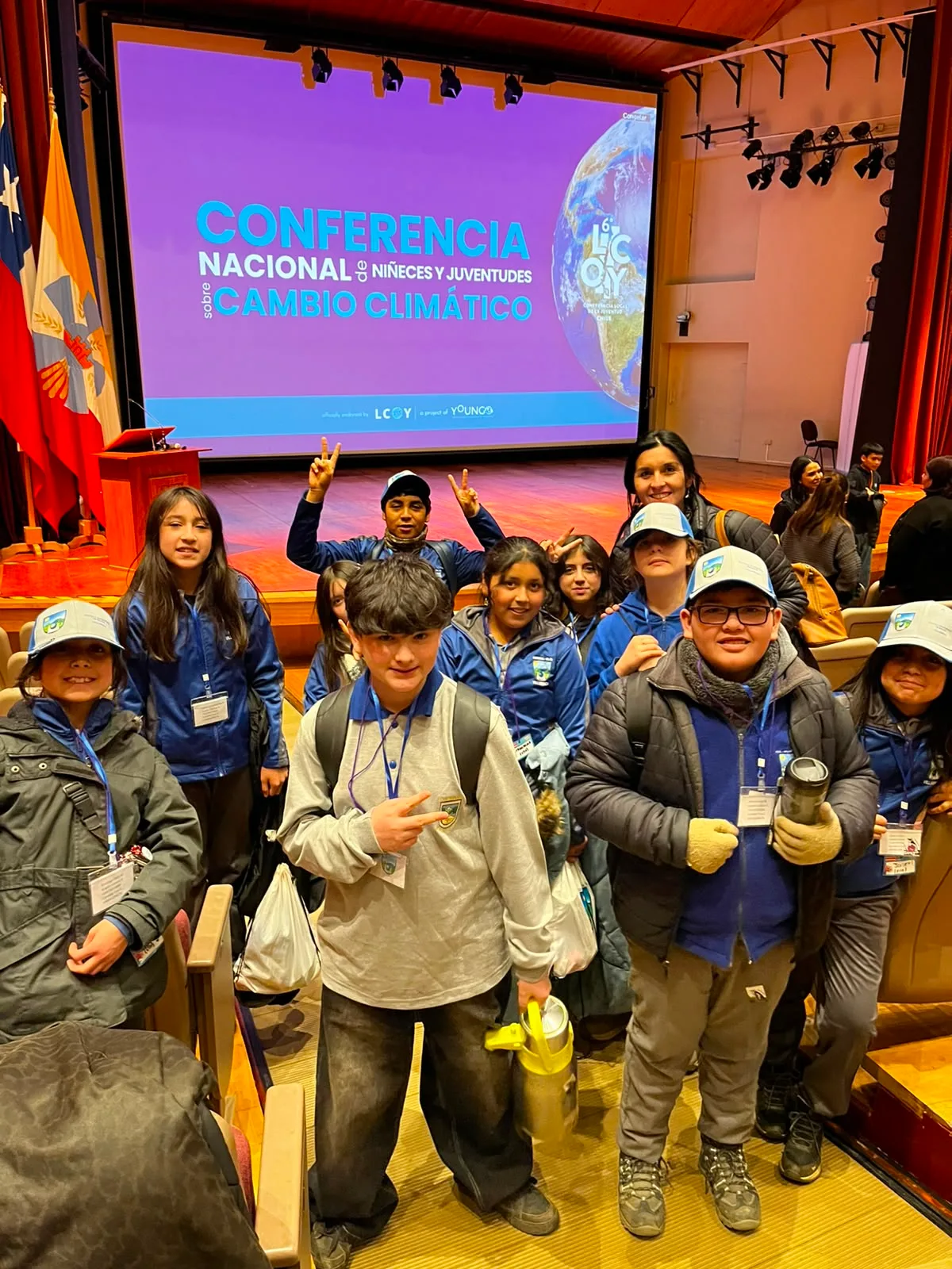Estudiantes de Escuela Manantial de Relun felices participando en la conferencia