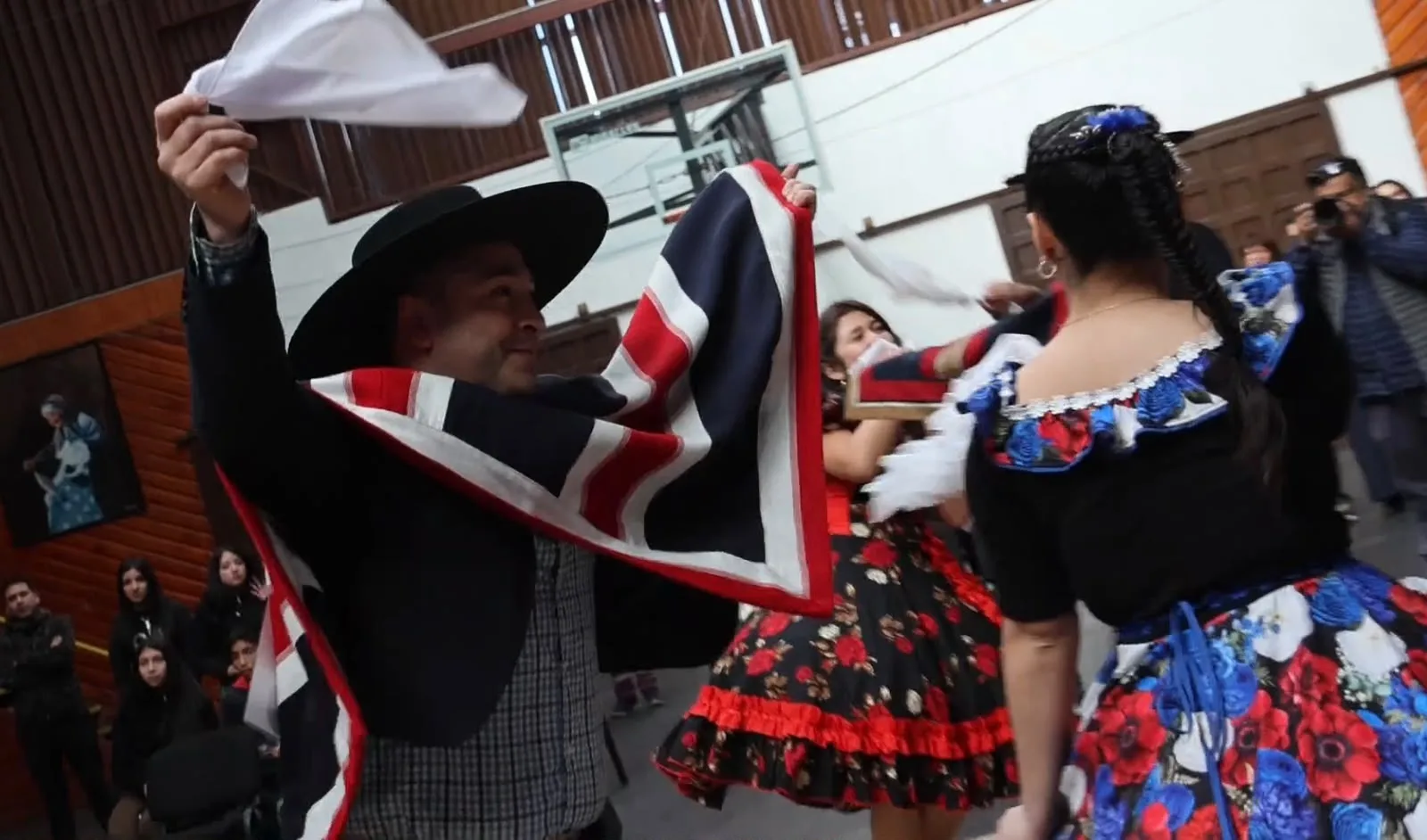 Docentes bailando cueca