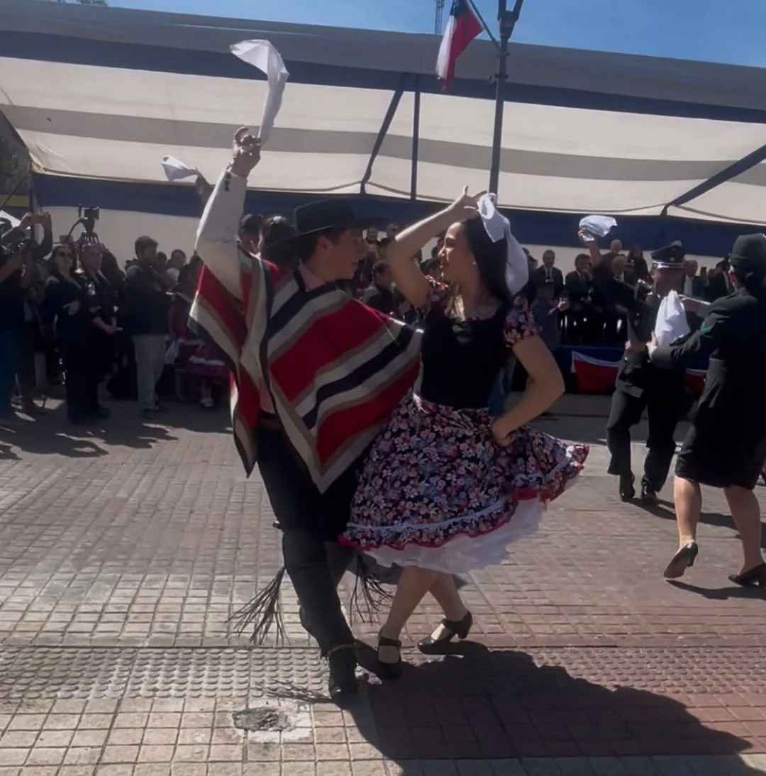 Estudiantes se lucen con baile nacional