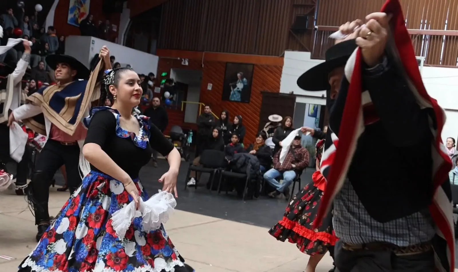 Comunidad educativa participa en cuecada comunal