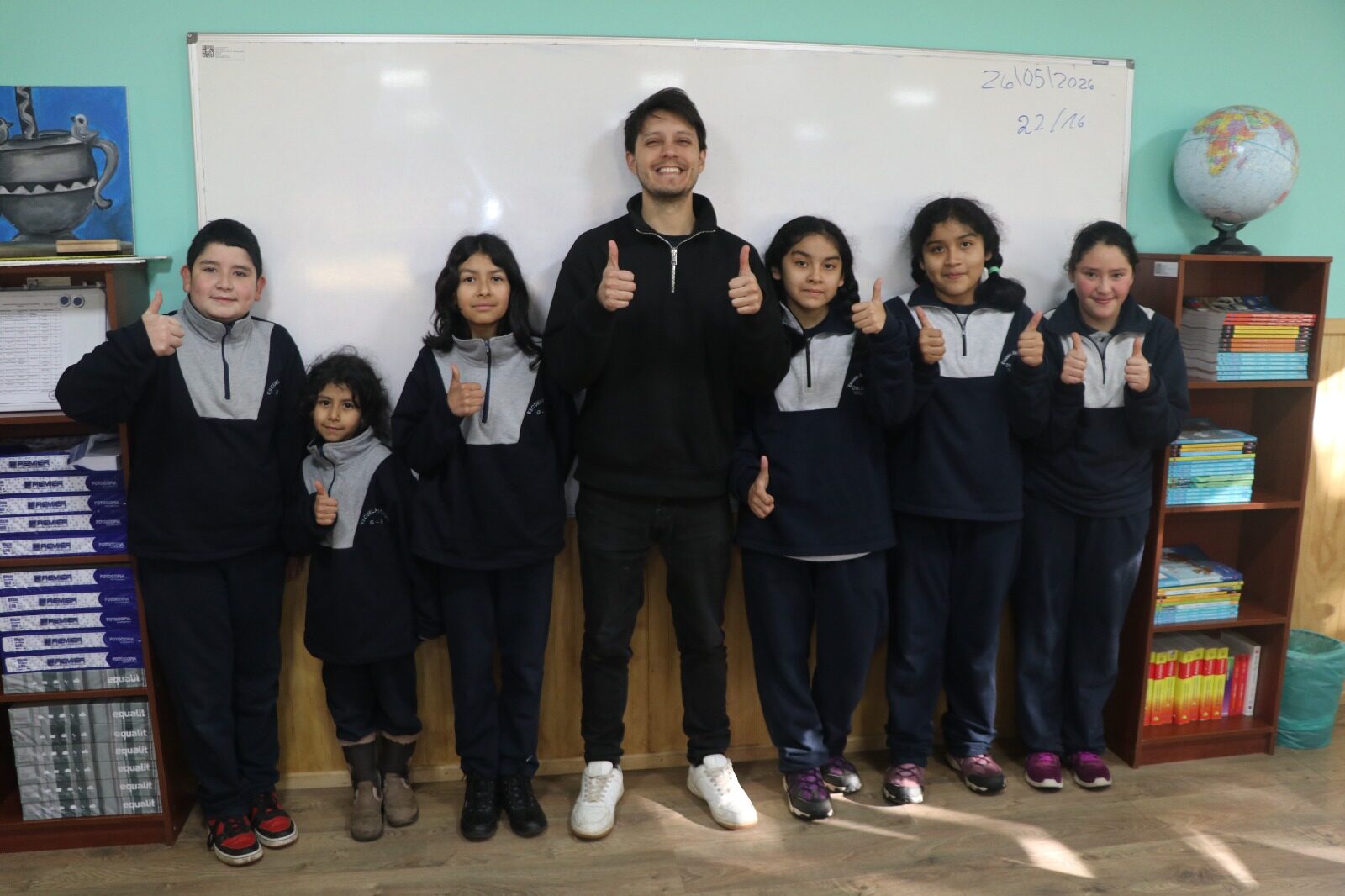 Educador diferencial junto a estudiantes