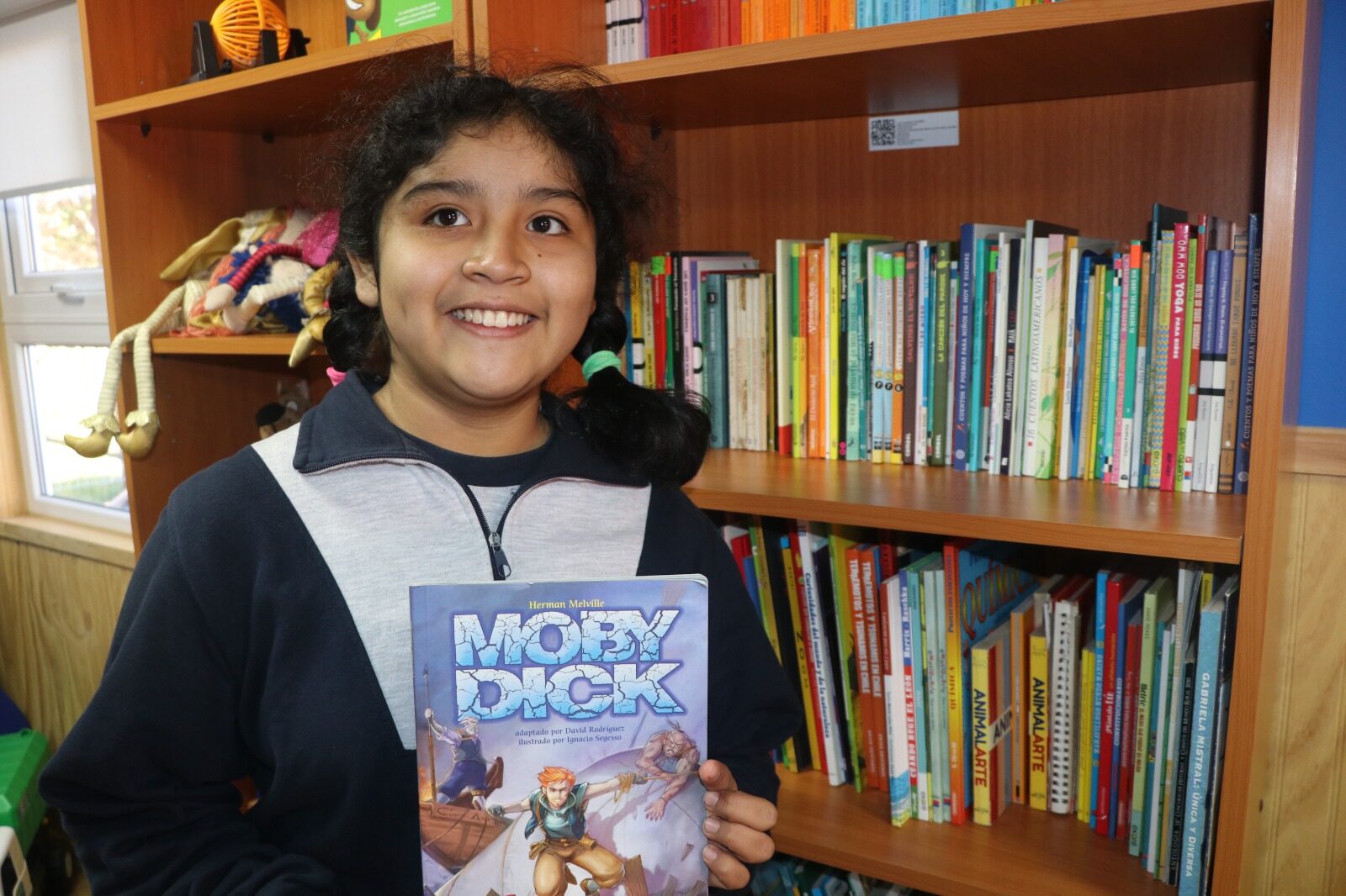 Estudiante en biblioteca
