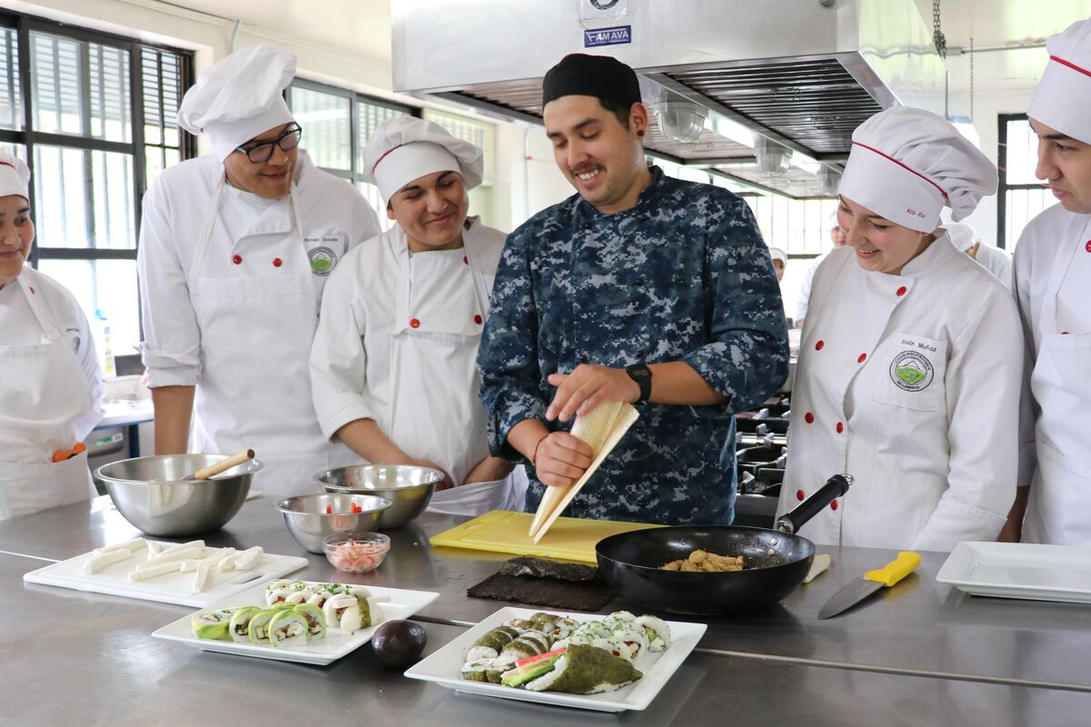 Servicio de comedor preparado por estudiantes de la especialidad