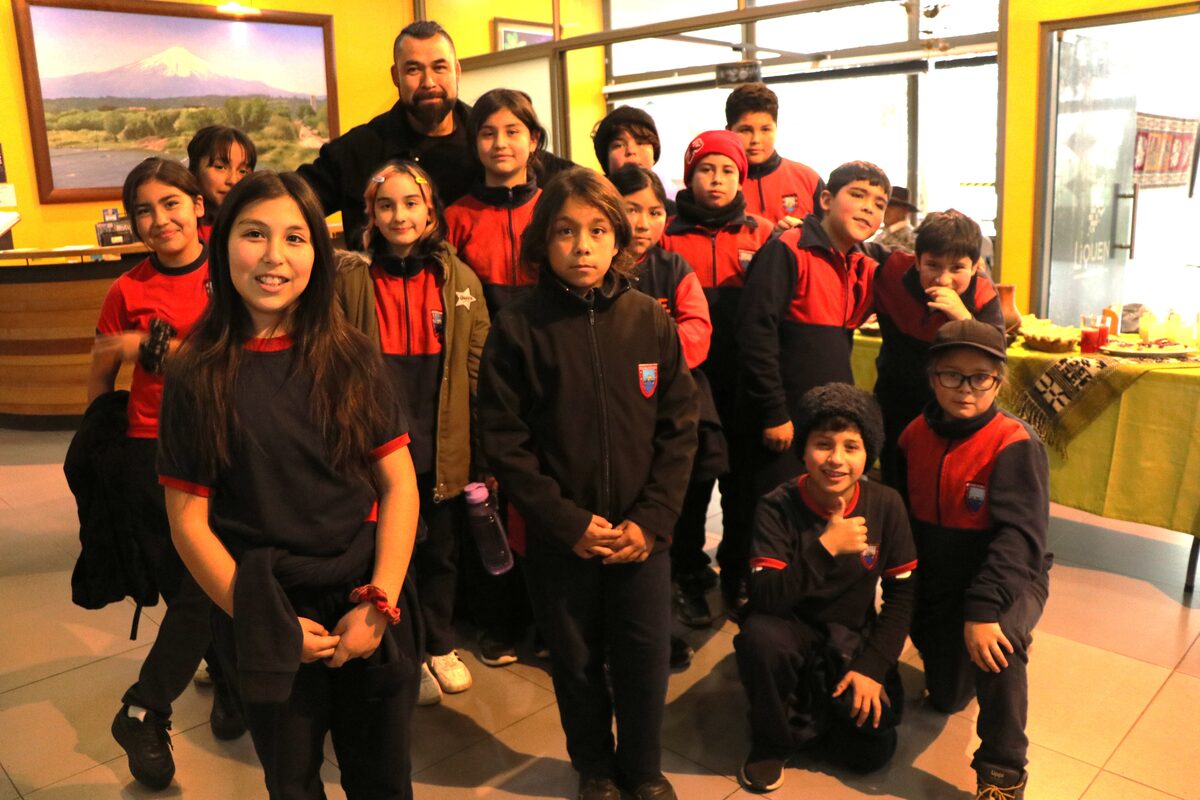 Estudiantes con vestimenta tradicional mapuche durante la ceremonia
