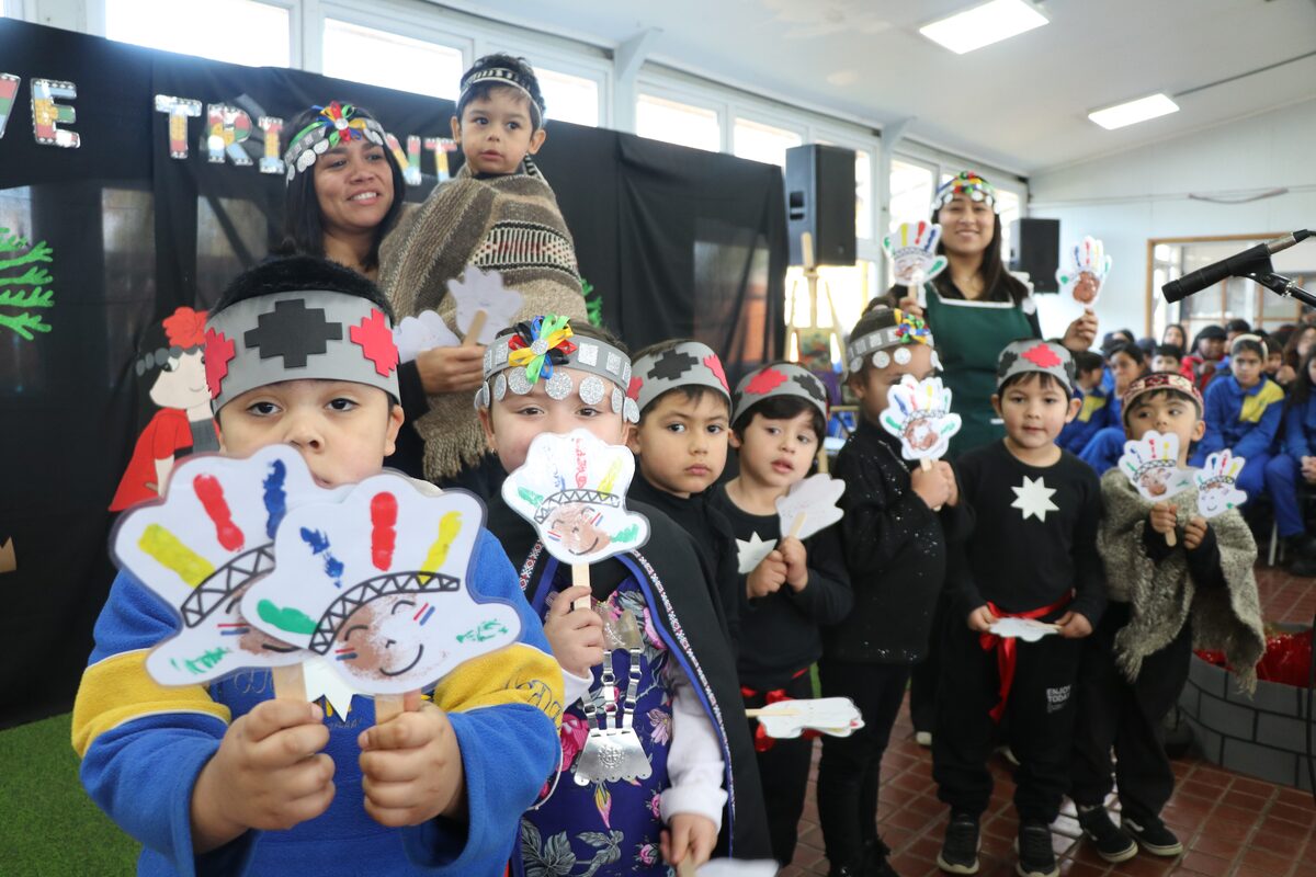 Niñas y niños de educación parvularia con tocados elaborados por ellos mismos