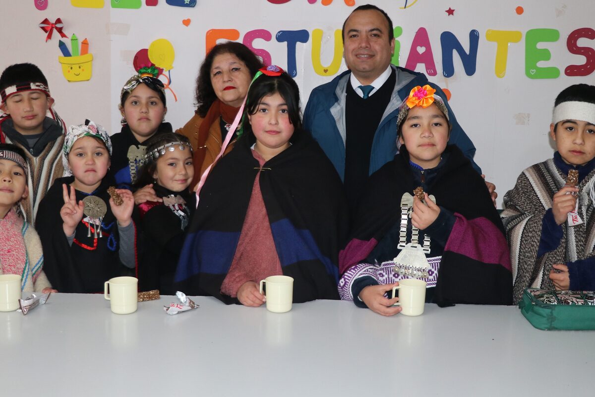 Comunidad escolar reunida al aire libre para la celebración