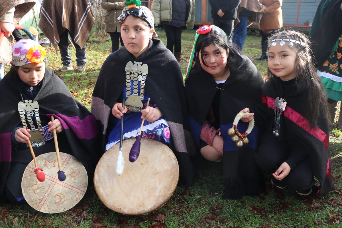 Grupo de estudiantes con kultrun e instrumentos tradicionales