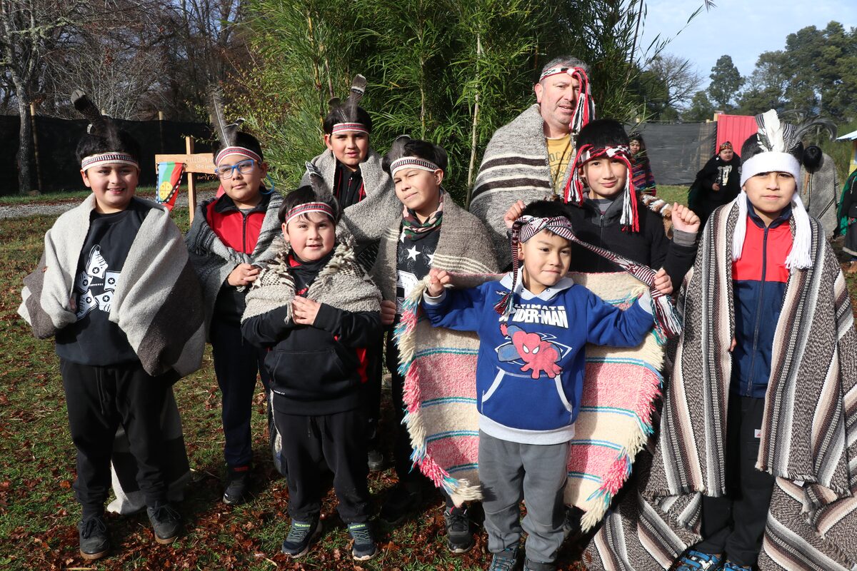 Estudiantes con vestimenta mapuche en una actividad al aire libre