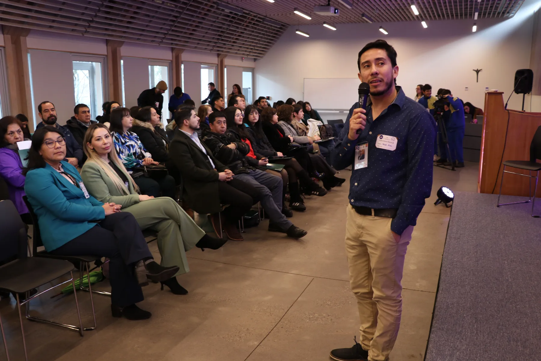 asistentes escuchan  a expositor