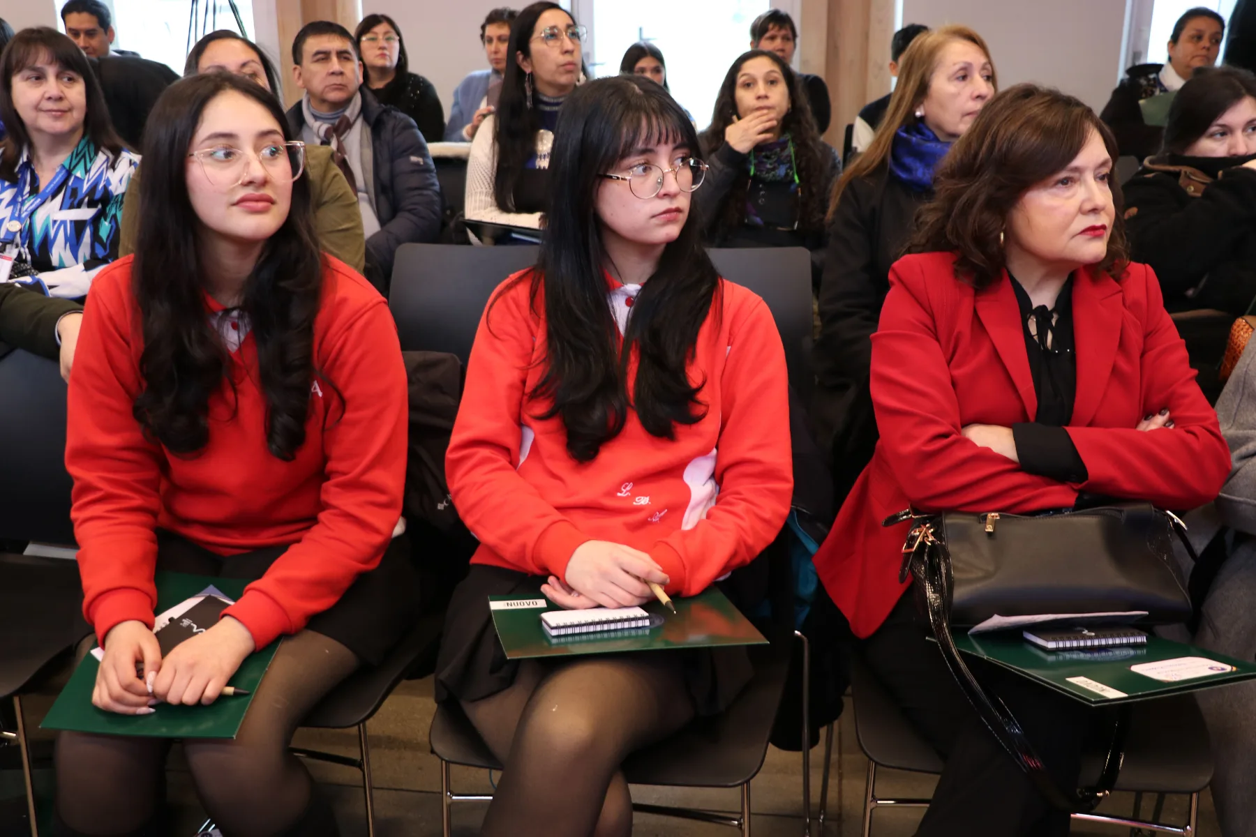 Estudiantes y docente del LBA particpando del seminario