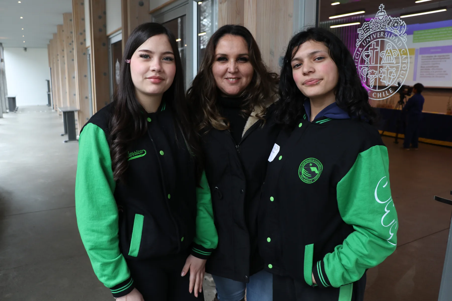 Estudiantres y docente del Liceo Bicentenario Politecnico