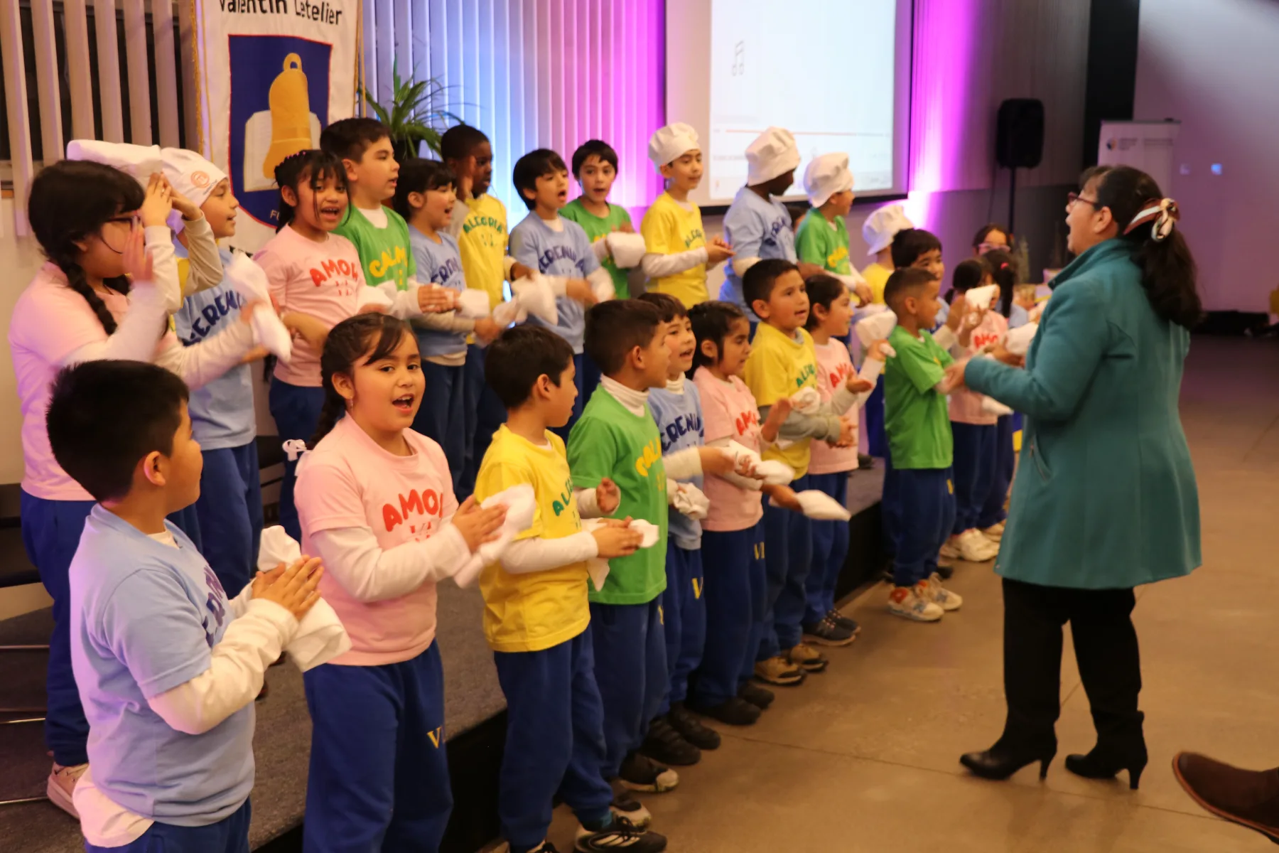 Participacióin del Coro de las Emociones de la Escuela Valentin Letelier