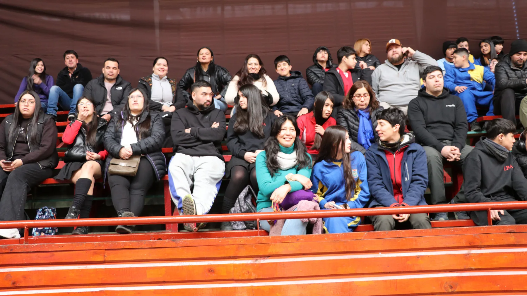Familias de estudiantes beneficiados repletaron el gimnacio municipal