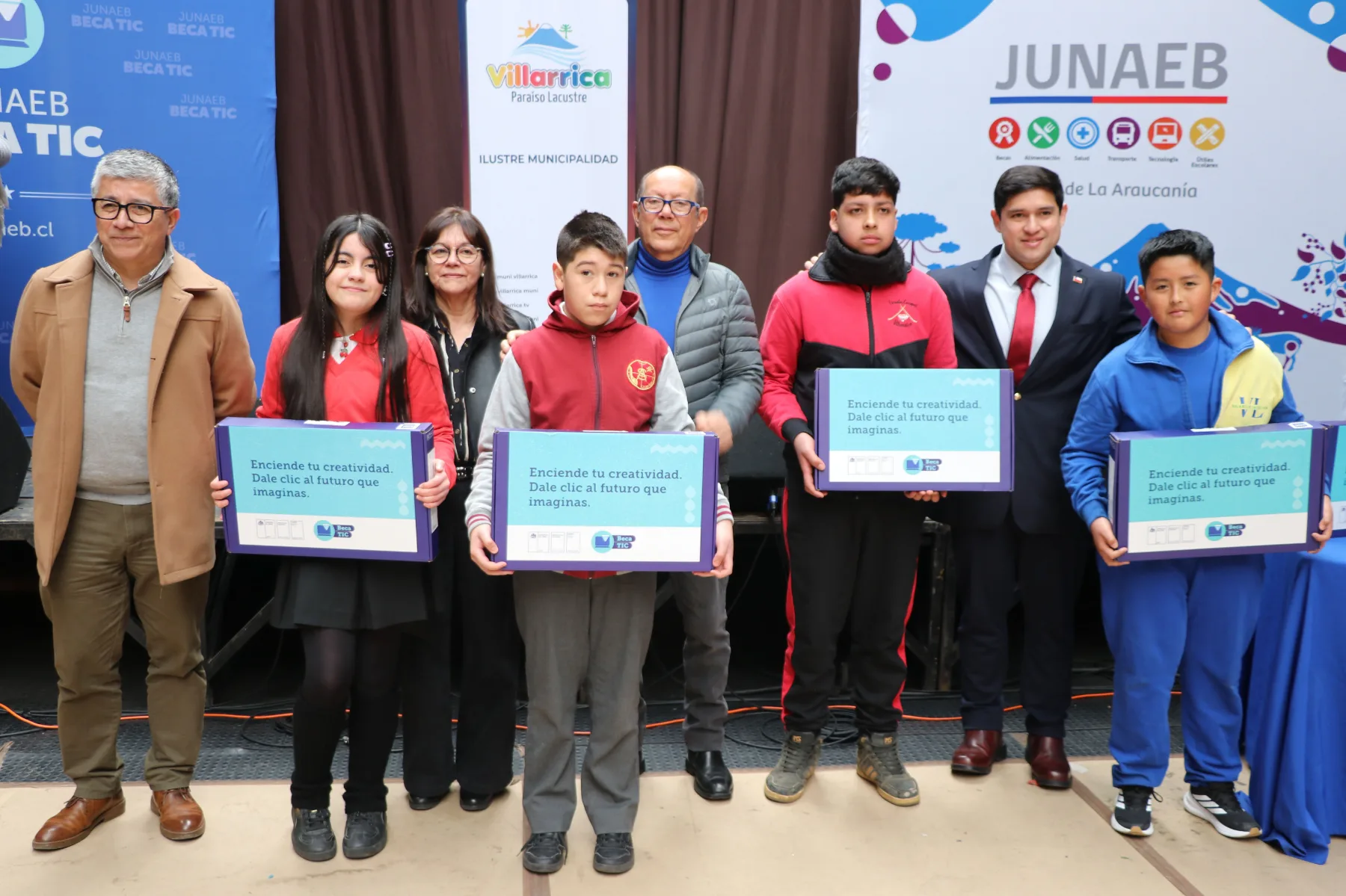Seremi de educación Alcalde y director de la JUNAEB junto a estudiantes beneficiados
