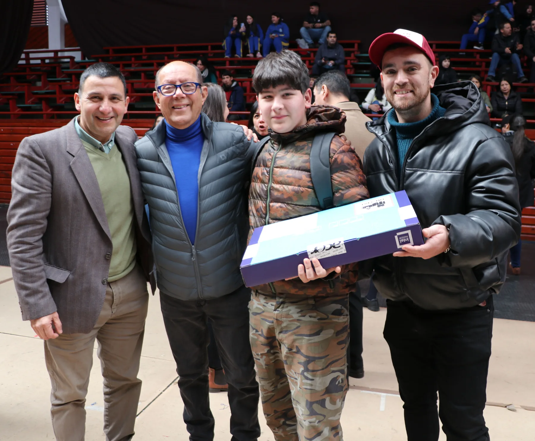 Alalcade, concejal y director Escuela Mariano latorre junto a estudiante beneficiado