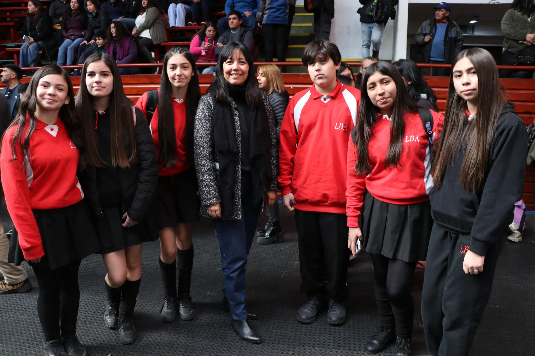 Jefa comunal UTP junto a estudiantes del Liceo Bicentenario AGB
