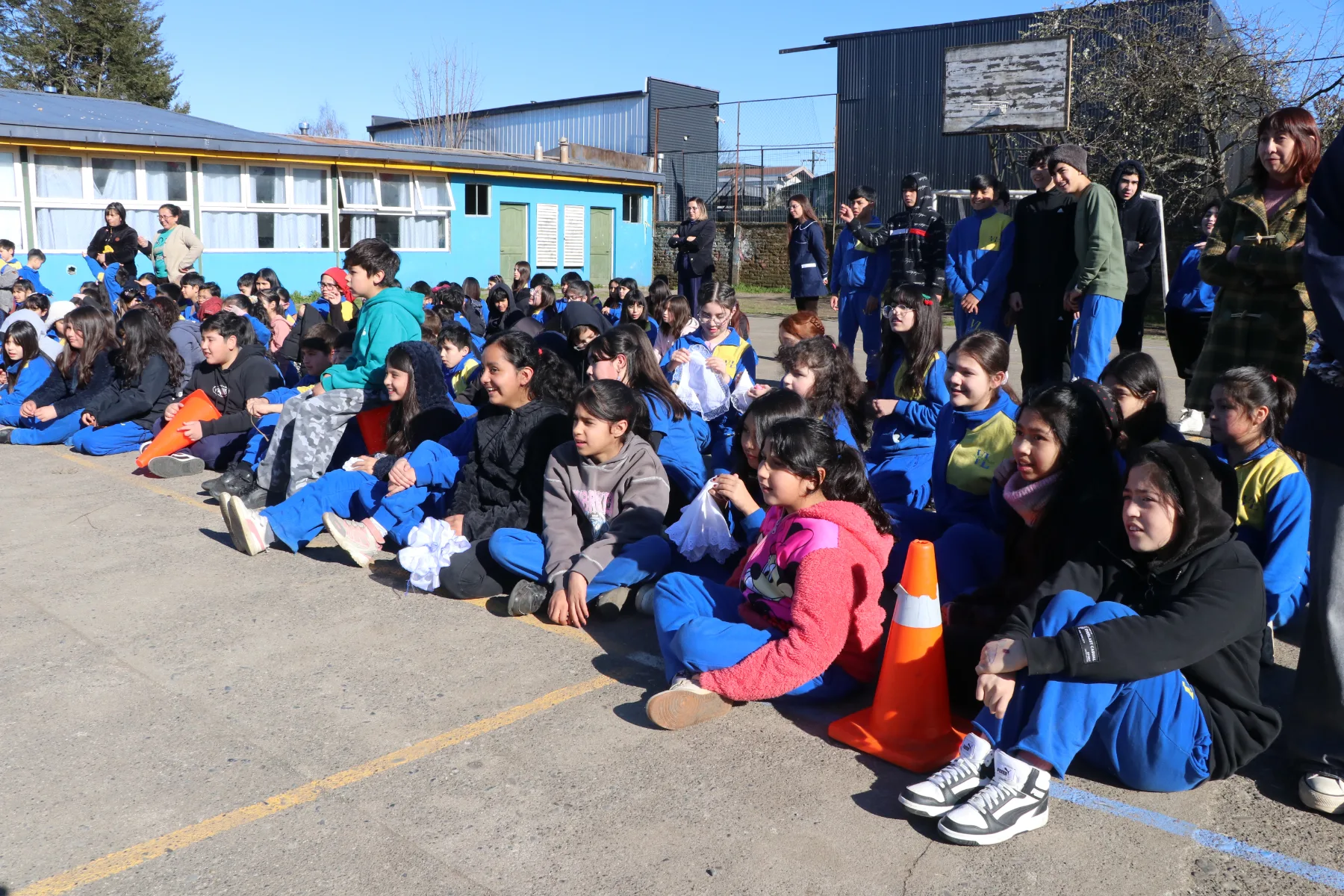 Todos los estudiantes de la escuela particpan del ensayo general