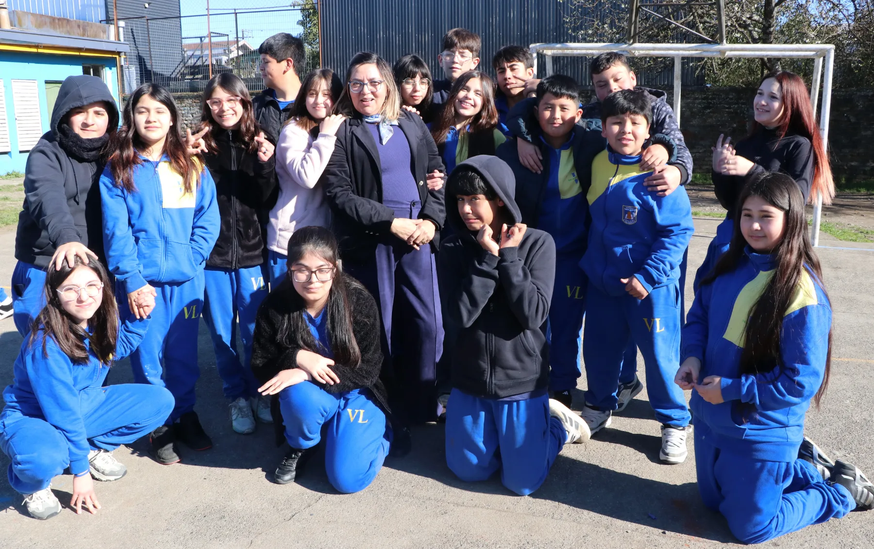 La docente Lupita ferreira con sus alumnos