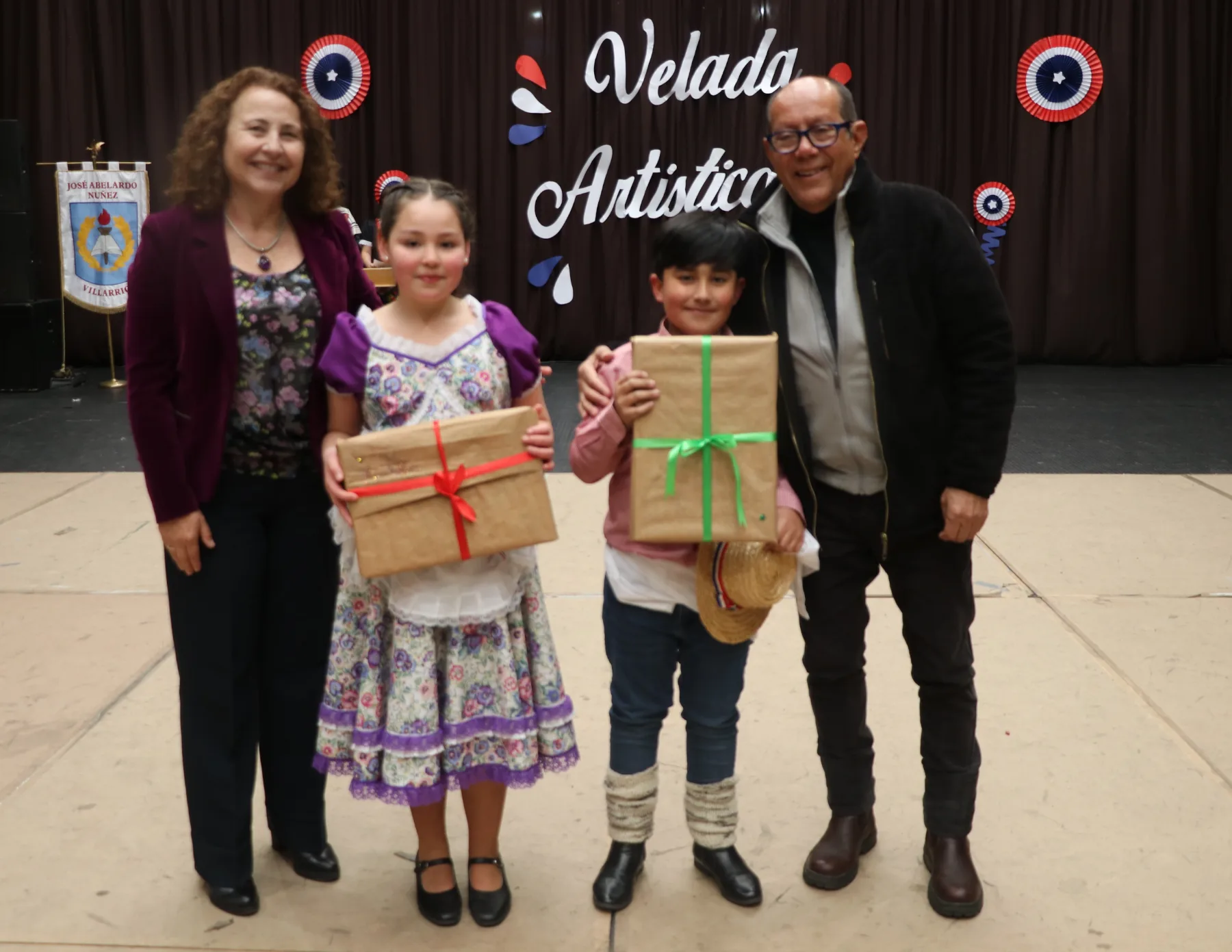 Representantes de la cueca huasa reciben reconocimiento del alcalde y directora