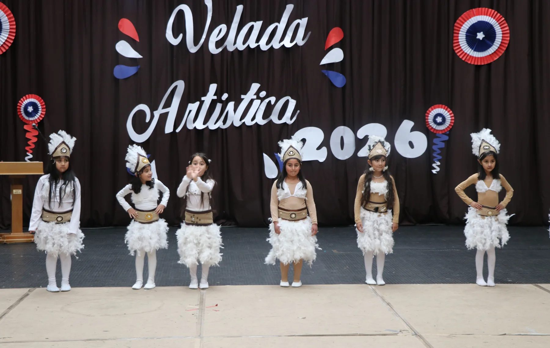 Los más pequeños interpretaron bailes de Rapa Nui