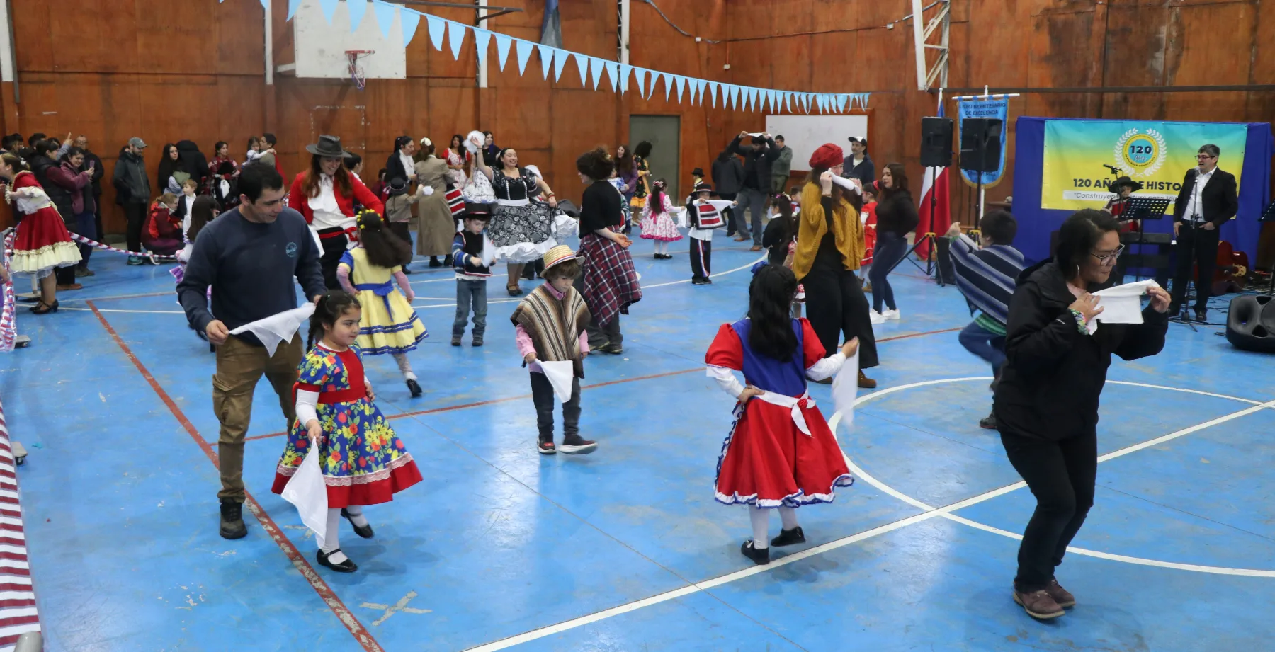 En las 120 cuecas particpa toda la comunidad educativa