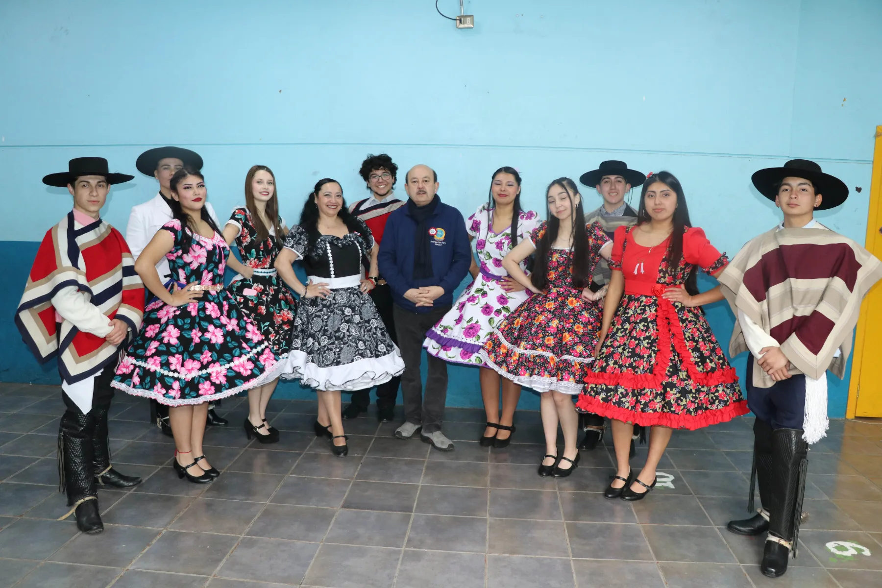 Estudiantes junto al director Rodrigo Lara