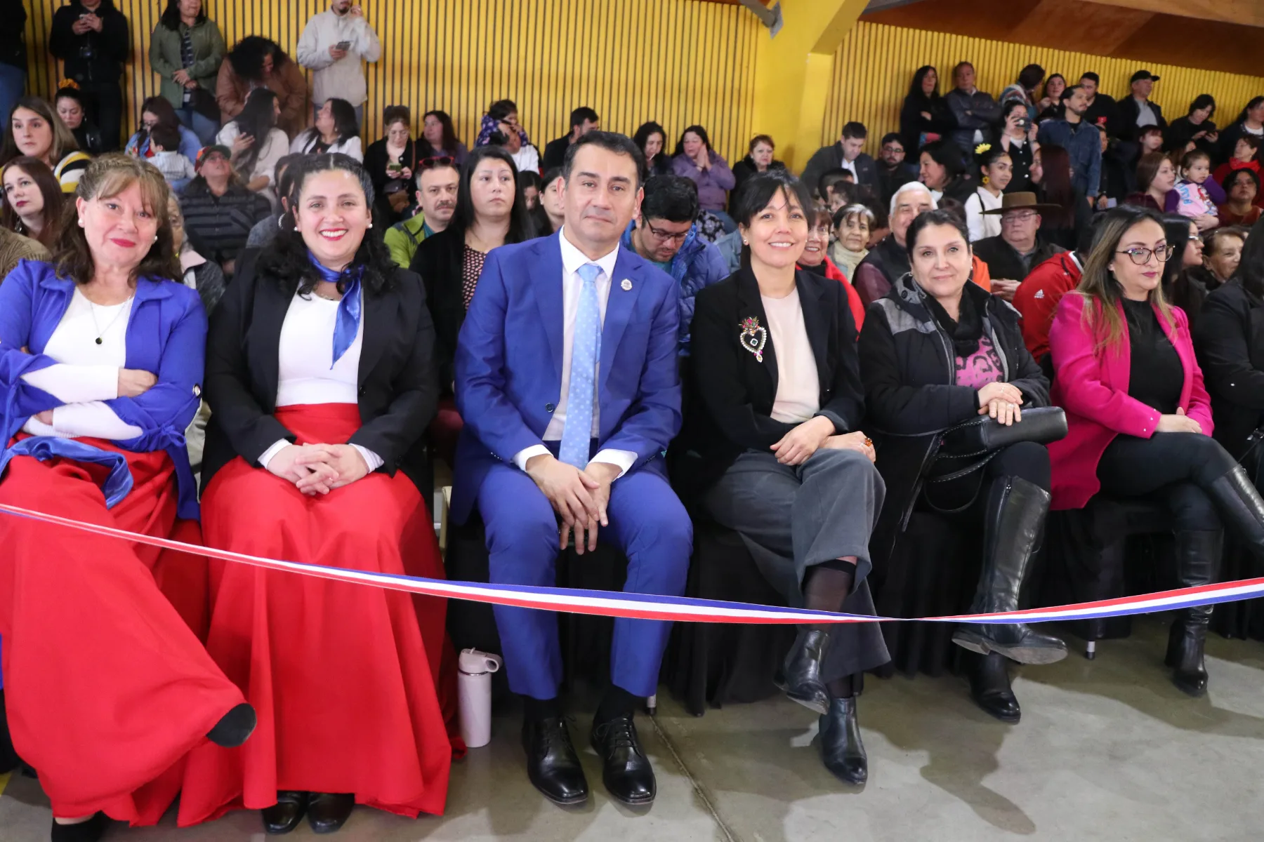 Director junto a invitadas especiales