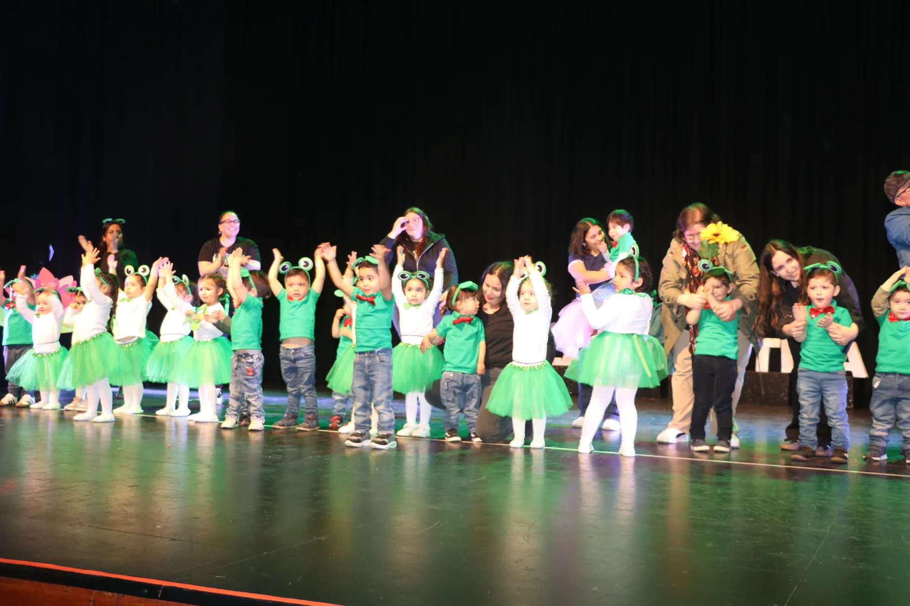 Niños y Niñas bailaron con entusiasmo