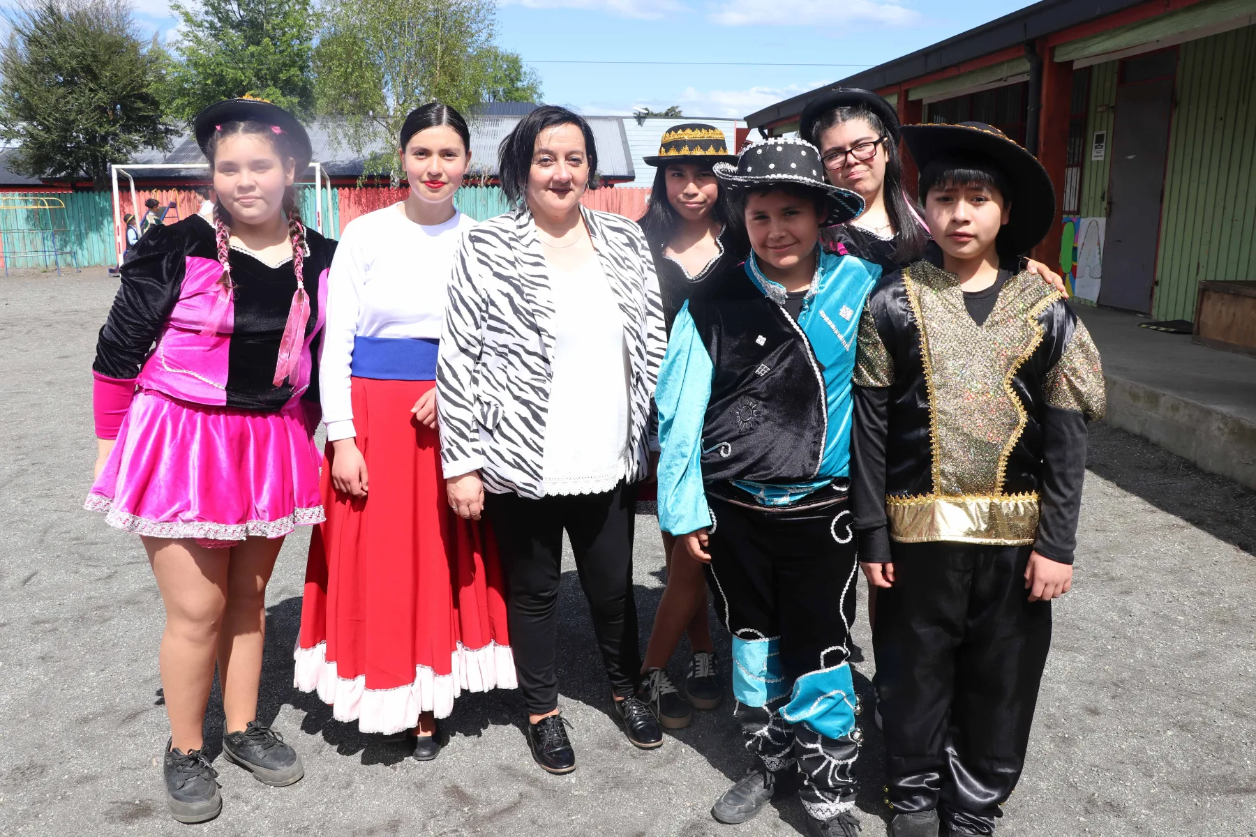 Directora Margarita Sánchez junto a estudiantes