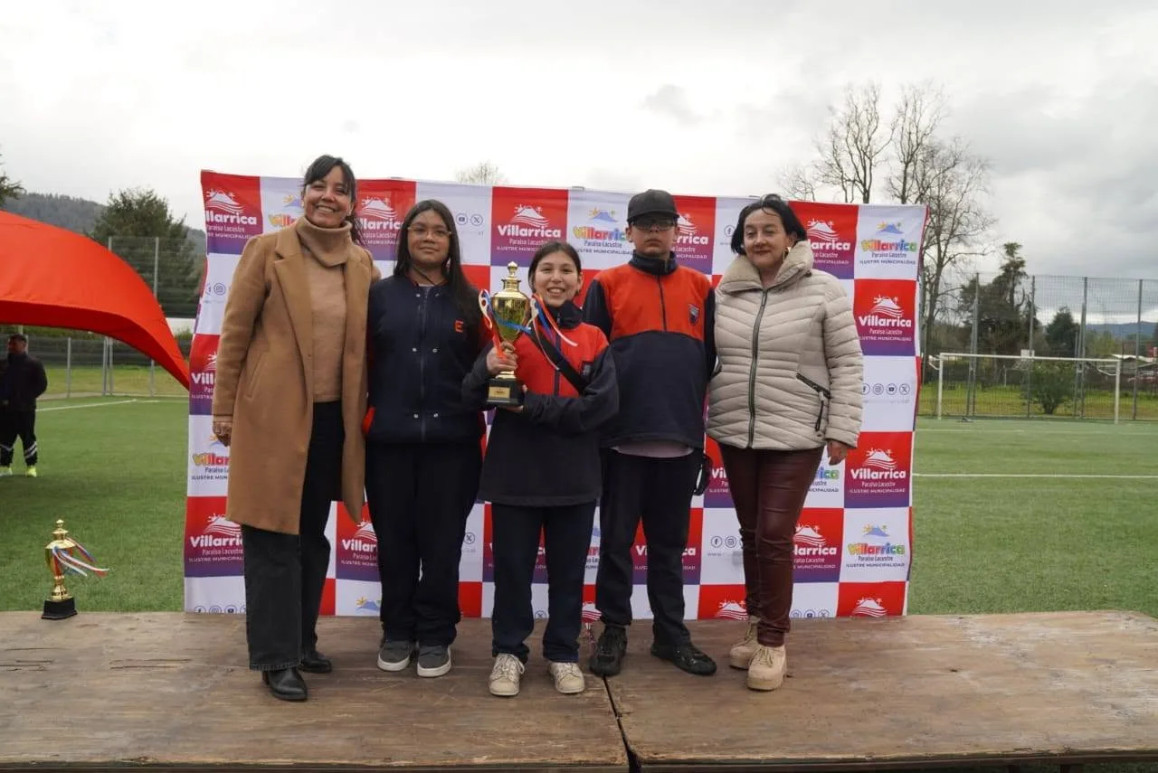 Margarita Sánches realizandio la premiación