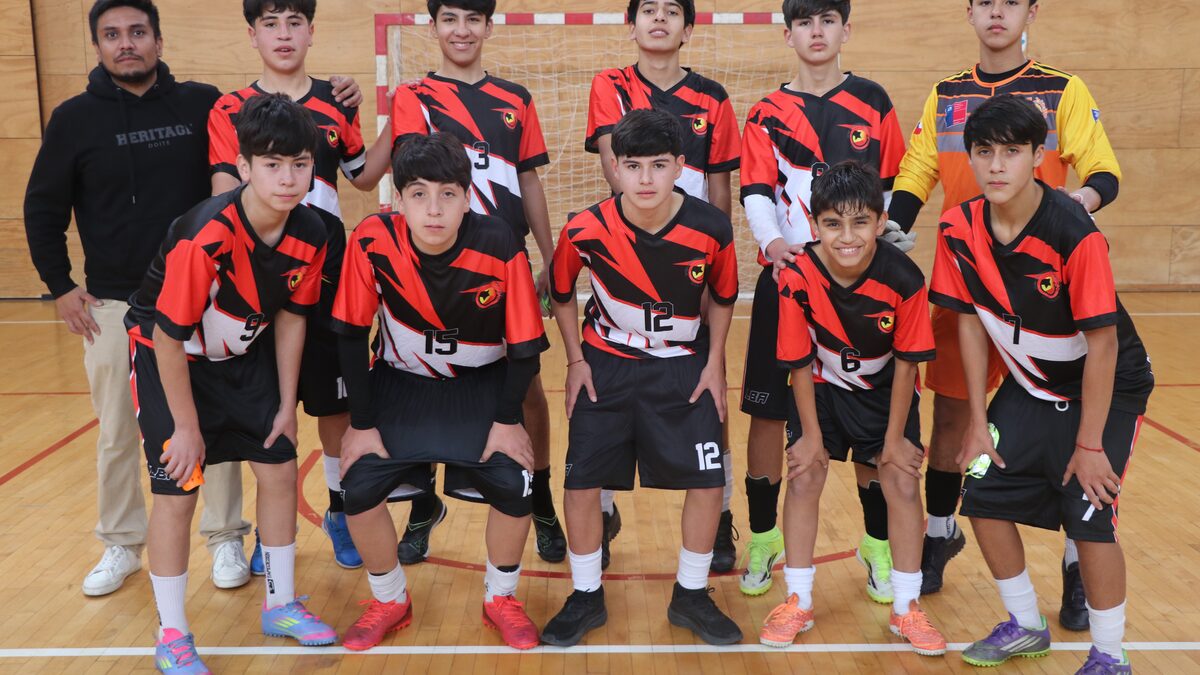Selección escolar de fútbol de la comuna en el gimnasio municipal
