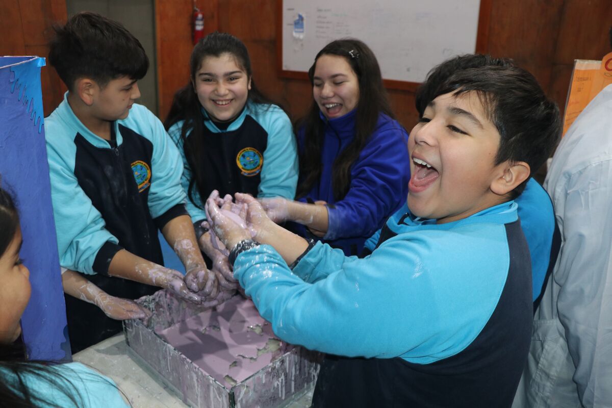 Equipo explicando su proyecto a los asistentes