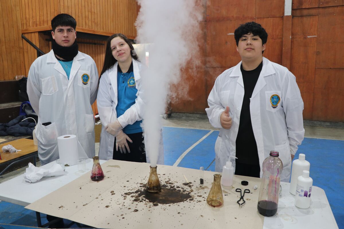 Demostración de una reacción química ante el público