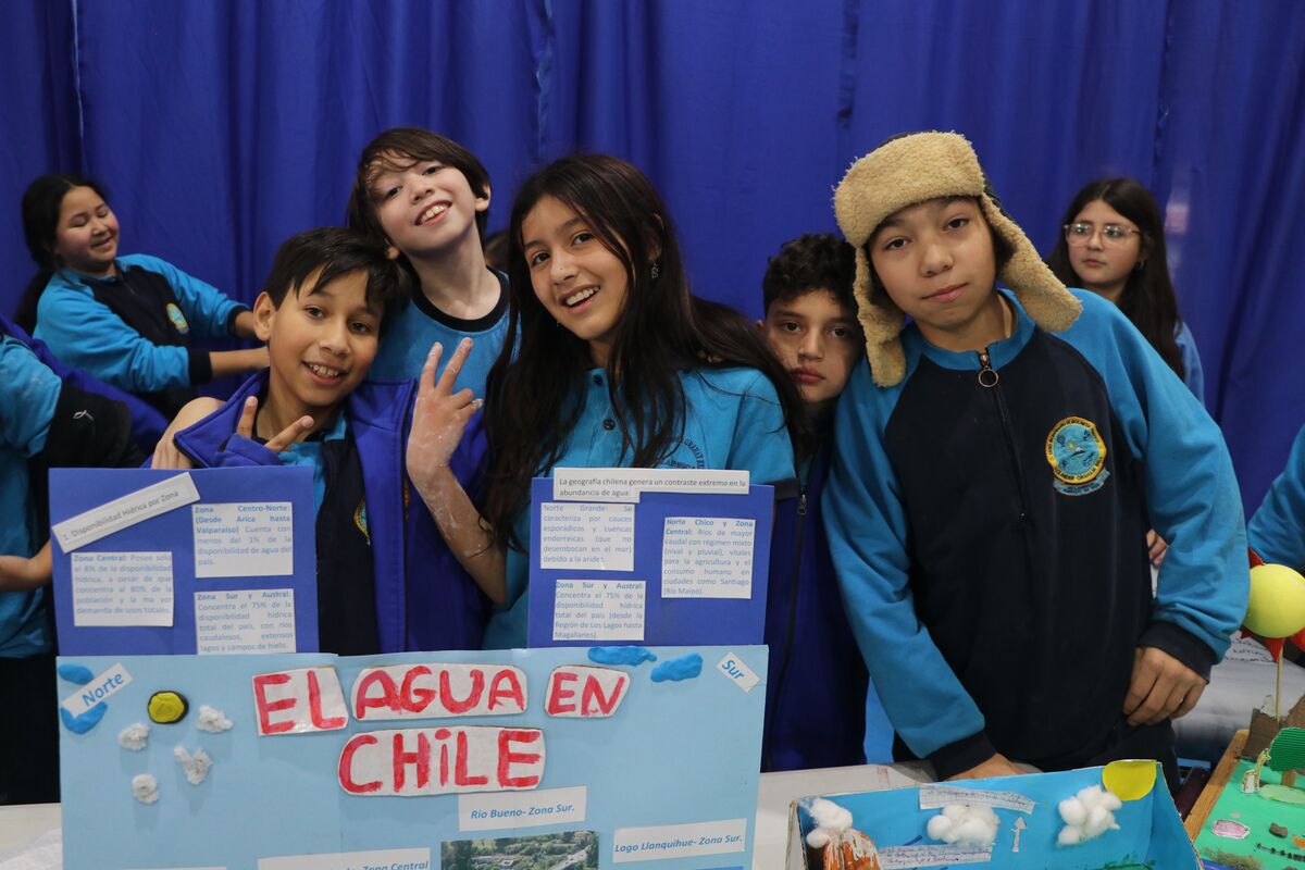 Grupo de estudiantes junto a su proyecto sobre el agua