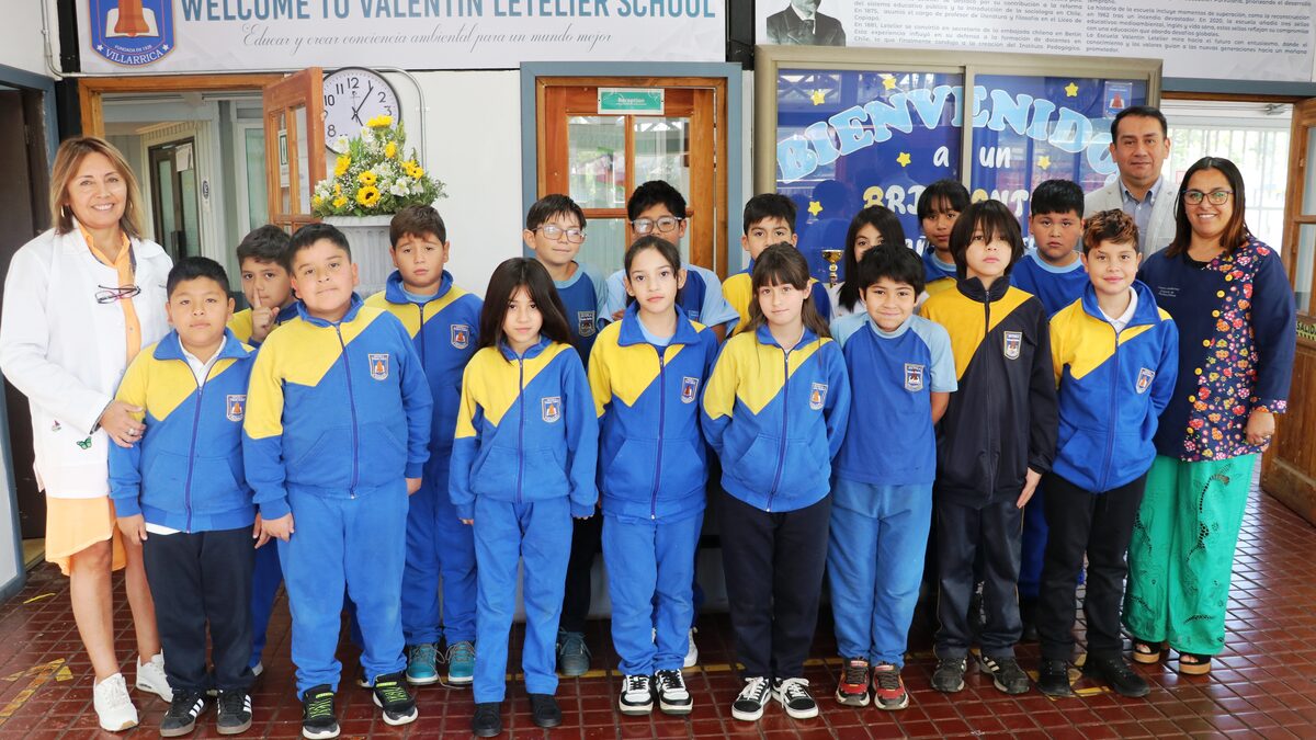 Estudiantes y equipo docente en el acceso de la Escuela Valentín Letelier