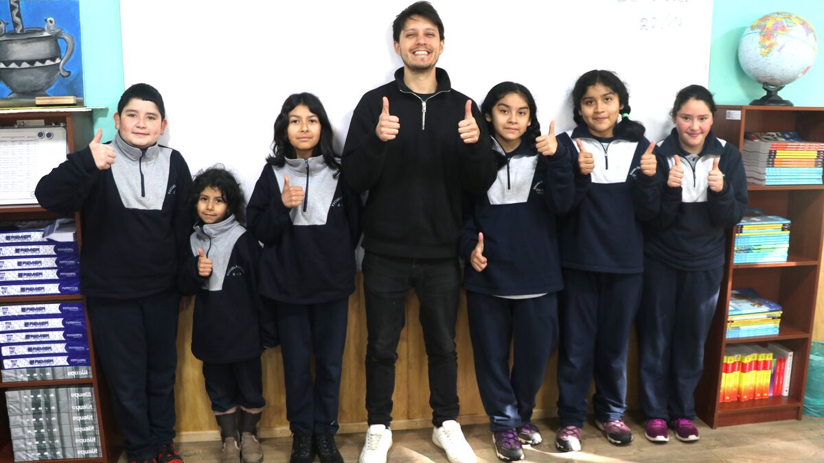 Estudiantes junto a su profesor en una sala de la educación municipal
